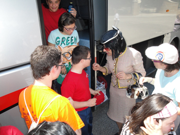 Momento de la recepción al bajar del autobús.